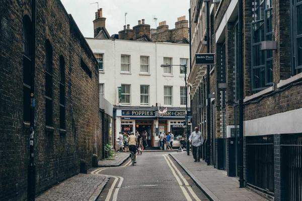 传统广告渠道主题的精美插图