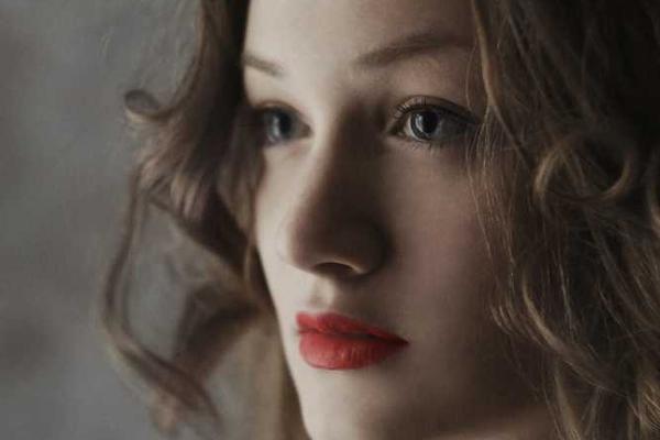 这款游戏完美还原了原著中的经典场景和人物主题的精美插图