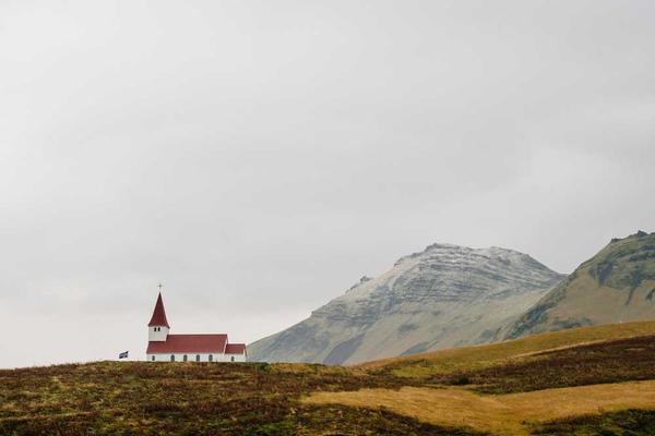 展示案例背景与初步分析概念的视觉内容